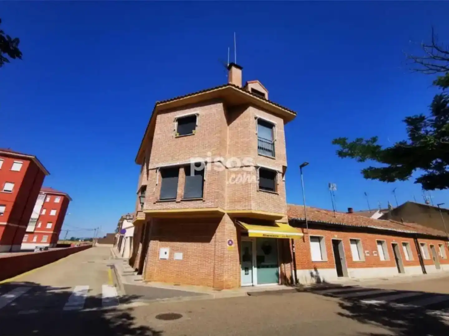 Vista exterior de Casa adosada en venda en Venta de Baños amb Aire condicionat