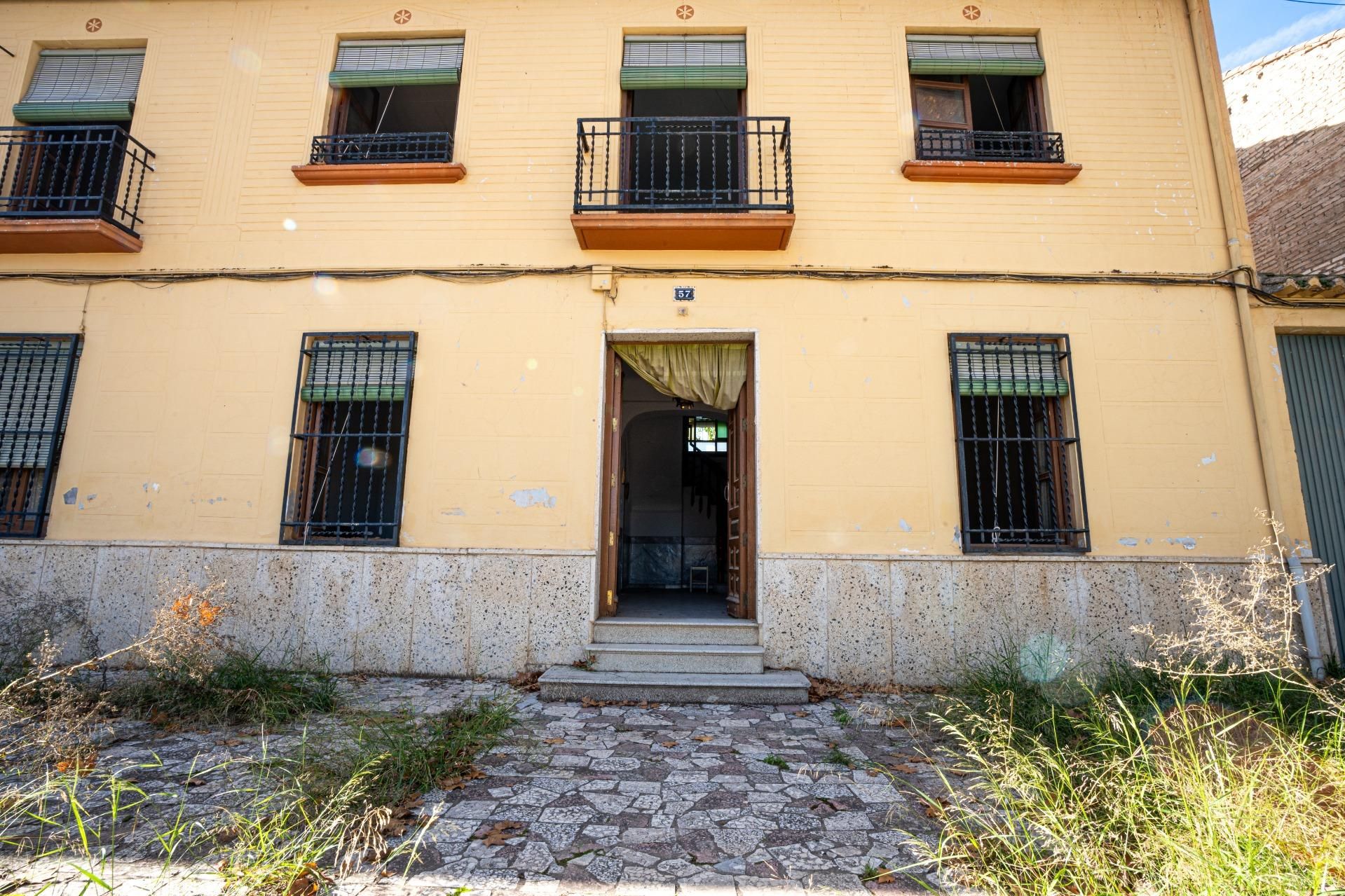 Vista exterior de Finca rústica en venda en Fuente Vaqueros amb Calefacció, Terrassa i Balcó