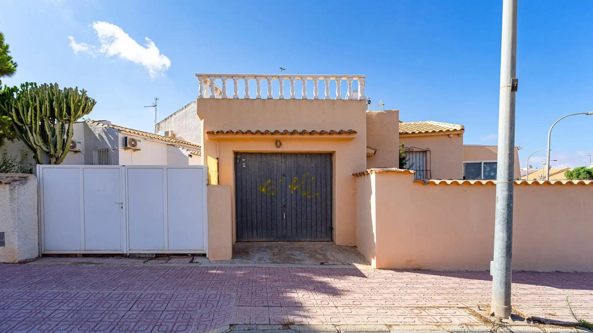 Vista exterior de Casa o chalet en venta en Orihuela con Jardín privado, Amueblado y Piscina comunitaria