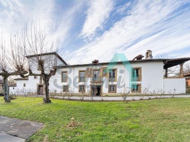 Maison avec balcon à vendre à Lugar Latores