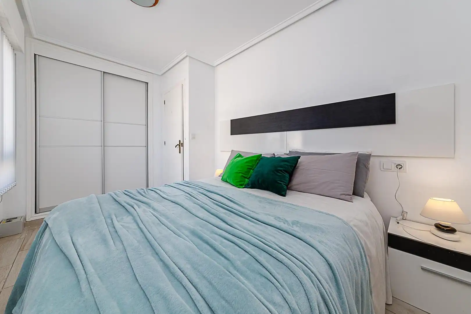 Schlafzimmer von Wohnungen zur Miete in Torrevieja mit Klimaanlage, Terrasse und Möbliert