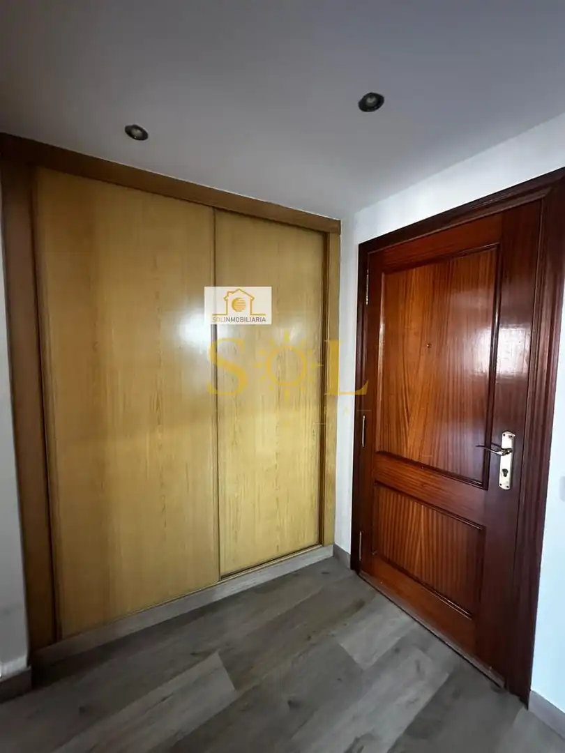 Dormitori de Apartament en venda en León Capital  amb Calefacció, Parquet i Moblat