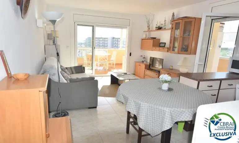 Sala d'estar de Apartament en venda en Roses amb Traster i Moblat