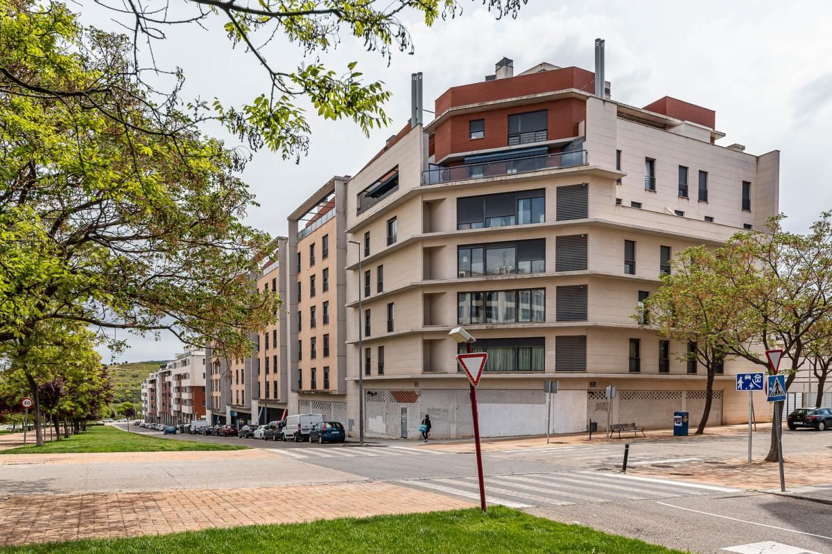 Local de lloguer a Eulalia Abaitua, 1, Las Cañas