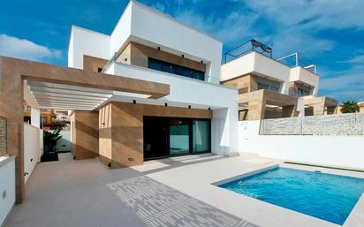 Vista exterior de Casa o xalet en venda en San Miguel de Salinas amb Terrassa, Piscina i Balcó