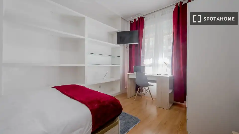 Bedroom of Flat for rent in Madrid  with Air Conditioner, Heating and Furnished