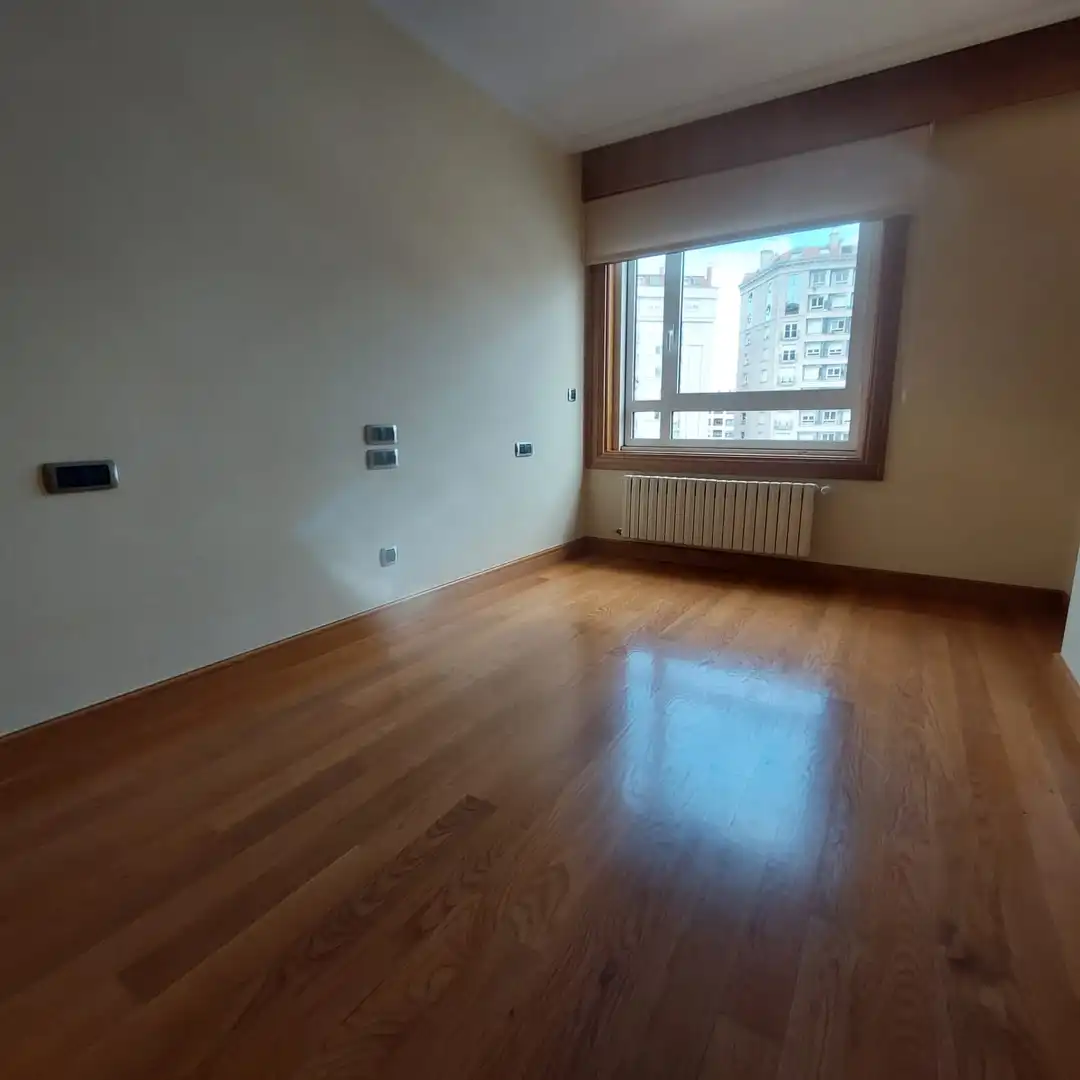 Schlafzimmer von Wohnung zur Miete in Vigo  mit Heizung, Parkett und Abstellraum