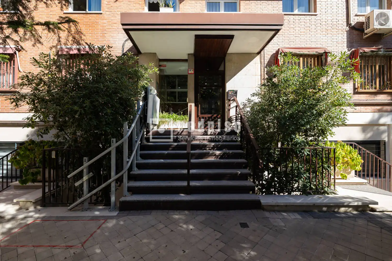 Außenansicht von Wohnung zum Verkauf in Madrid mit Klimaanlage, Heizung und Privatgarten