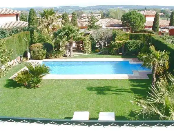 Schwimmbecken von Einfamilien-Reihenhaus zum Verkauf in Navata mit Heizung, Privatgarten und Terrasse