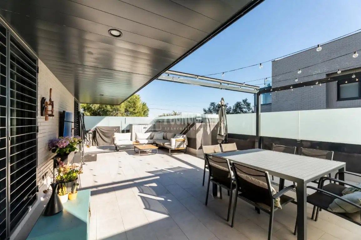Terraza de Piso en venta en Torrelodones con Aire acondicionado, Jardín privado y Piscina comunitaria