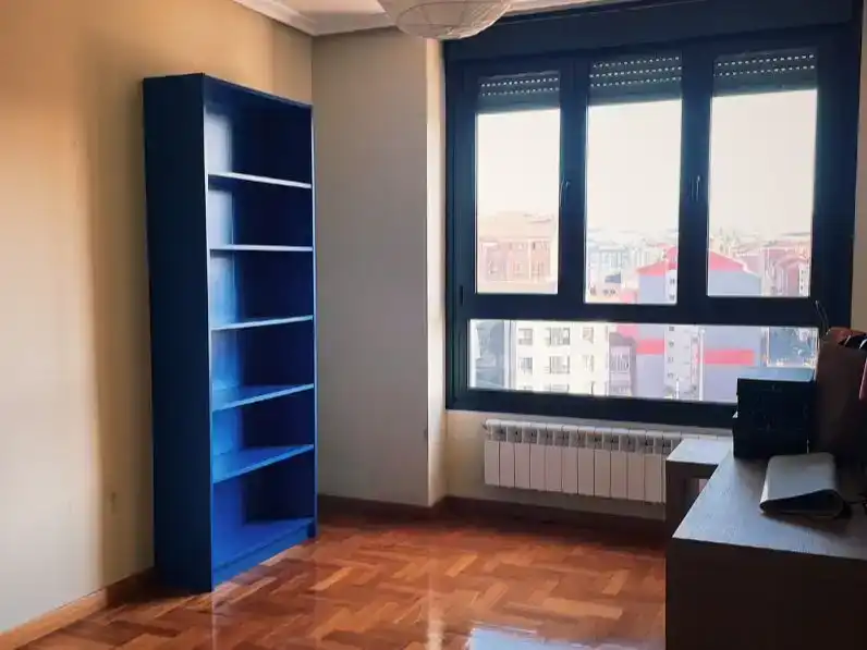Dormitori de Pis en venda en Avilés amb Balcó
