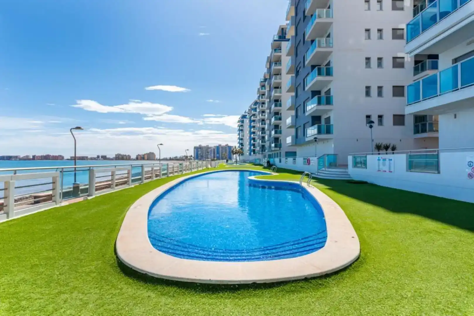 Piscina de Apartament en venda en La Manga del Mar Menor amb Aire condicionat, Piscina i Balcó
