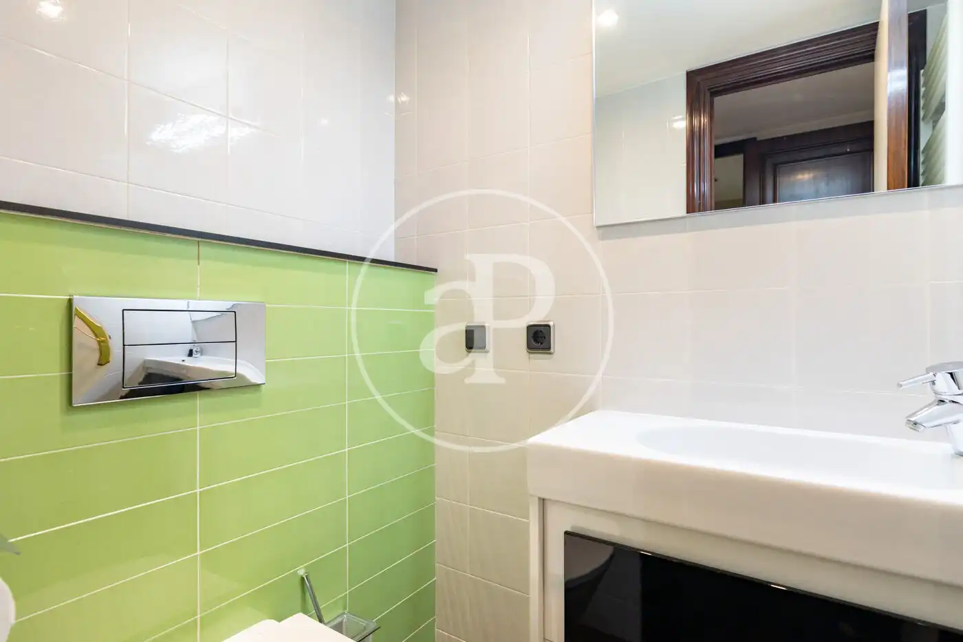 Baño de Piso de alquiler en Barcelona con Calefacción, Jardín privado y Balcón