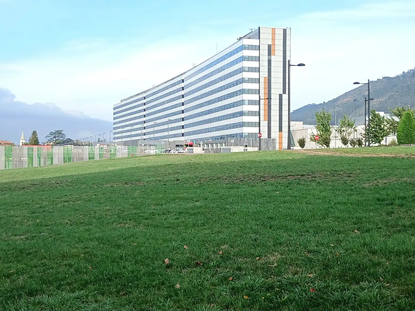 Außenansicht von Dachboden zur Miete in Oviedo  mit Heizung, Terrasse und Abstellraum