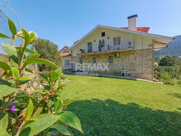 Vista exterior de Casa o xalet en venda en O Rosal   amb Calefacció, Jardí privat i Terrassa