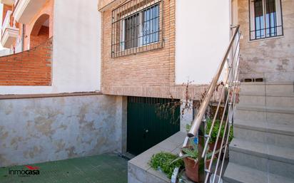 Vista exterior de Casa adosada en venda en Churriana de la Vega amb Calefacció i Balcó