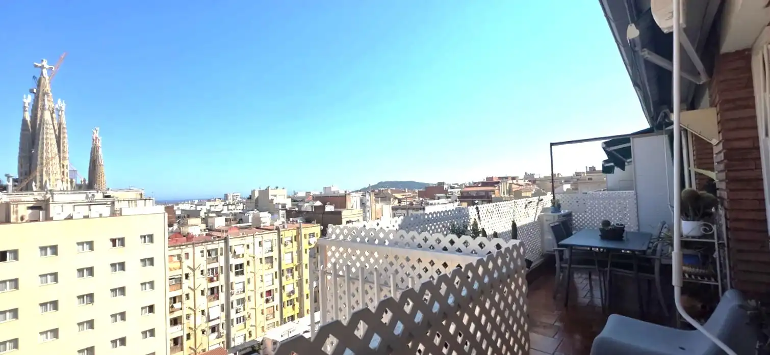 Vista exterior de Àtic en venda en Eixample