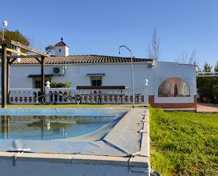 Piscina de Casa o xalet en venda en Utrera amb Aire condicionat, Jardí privat i Traster