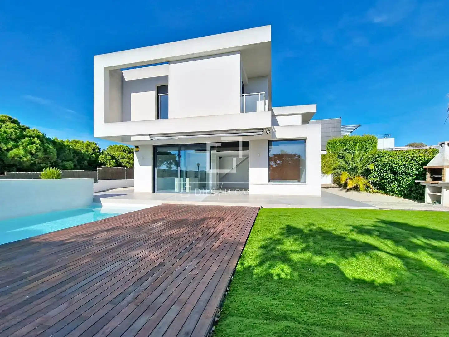 Außenansicht von Haus oder Chalet zum Verkauf in Vilanova i la Geltrú mit Klimaanlage, Heizung und Privatgarten