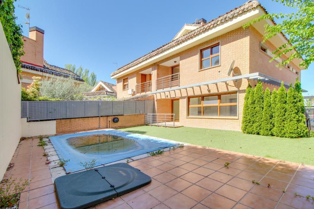 Jardí de Casa o xalet en venda en Las Rozas de Madrid amb Jardí privat, Terrassa i Traster