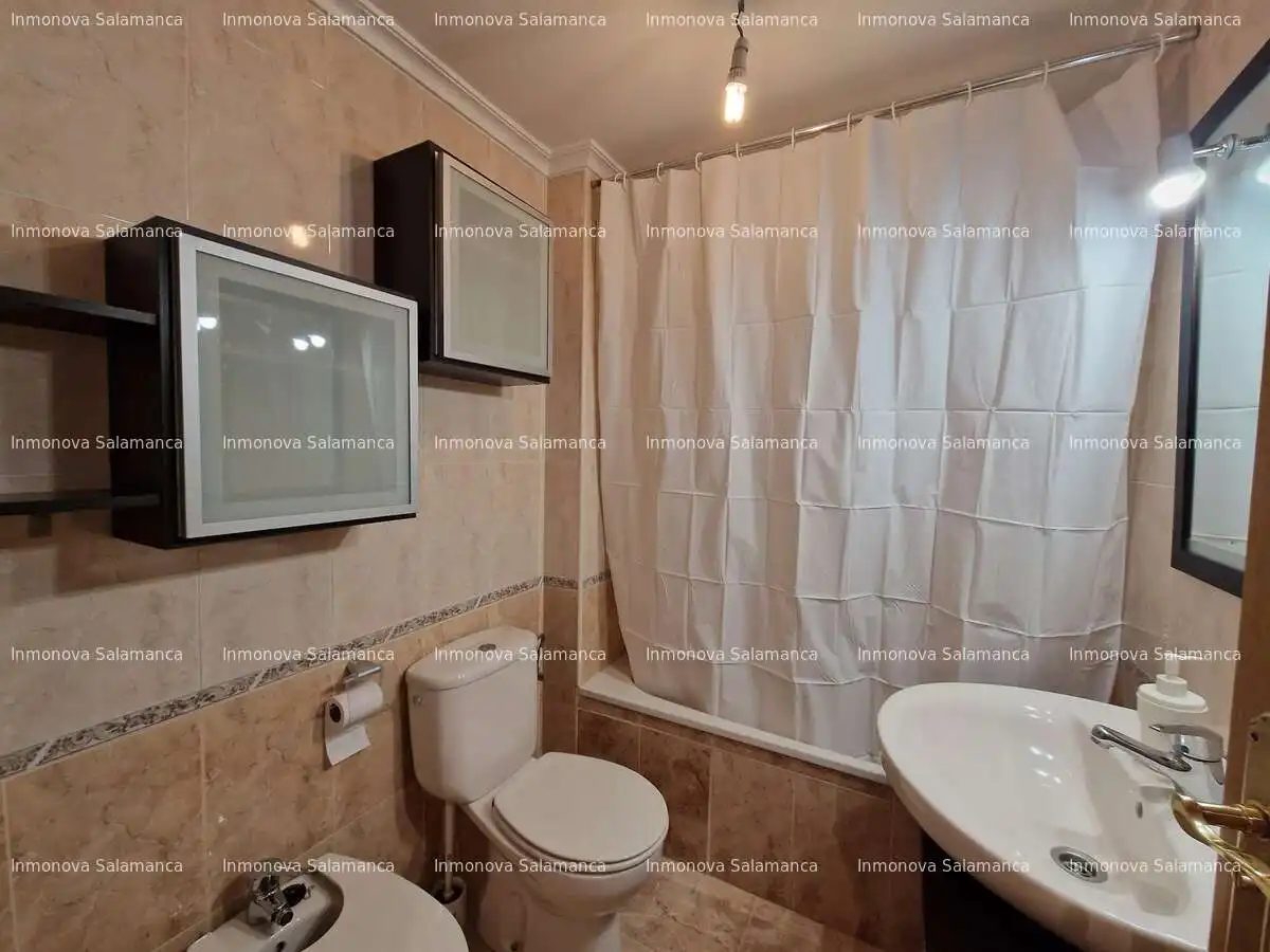 Badezimmer von Dachboden zur Miete in Salamanca mit Heizung, Terrasse und Möbliert