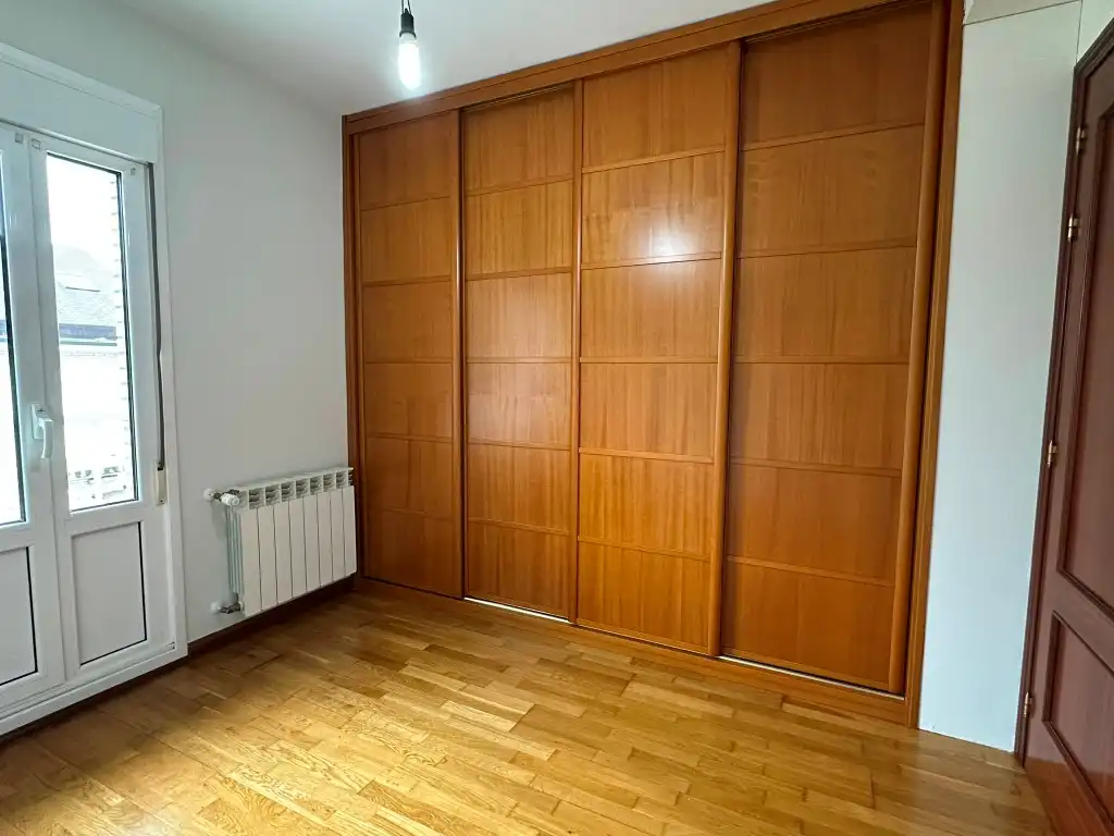 Dormitori de Casa adosada en venda en Gijón  amb Calefacció, Parquet i Terrassa