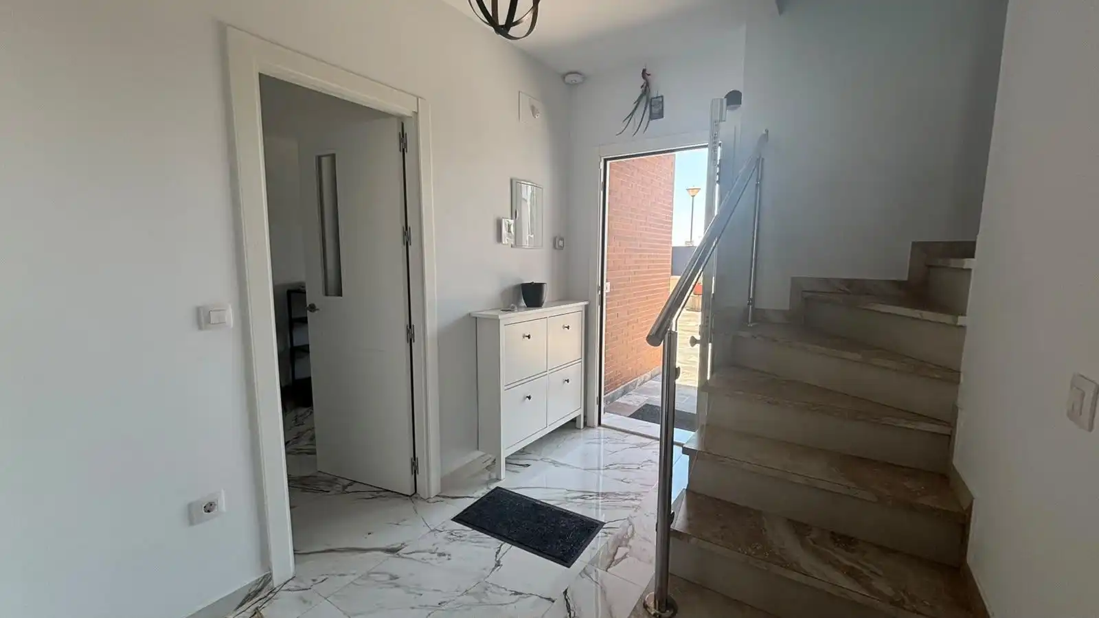 Casa adosada en venda en Huévar del Aljarafe amb Aire condicionat, Traster i Alarma