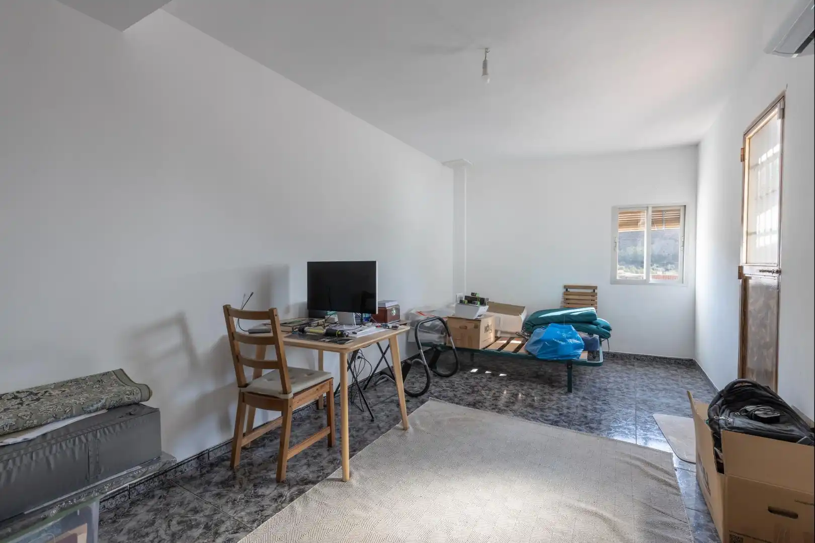 Sala d'estar de Casa adosada en venda en Monachil amb Aire condicionat, Terrassa i Alarma
