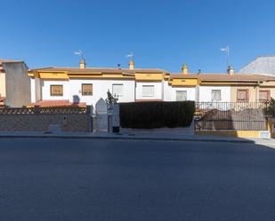 Vista exterior de Casa adosada en venda en Iznalloz amb Calefacció, Parquet i Terrassa