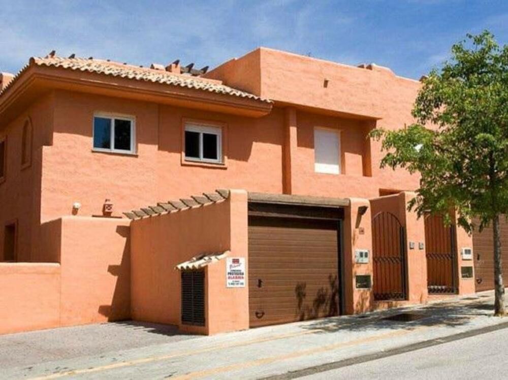Vista exterior de Casa adosada en venda en Marbella amb Aire condicionat, Terrassa i Piscina