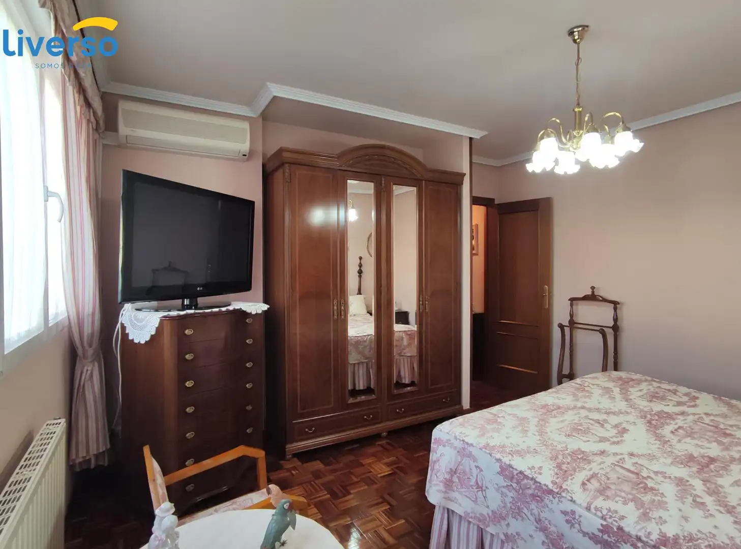 Dormitori de Casa adosada en venda en Alfoz de Quintanadueñas amb Calefacció, Parquet i Terrassa