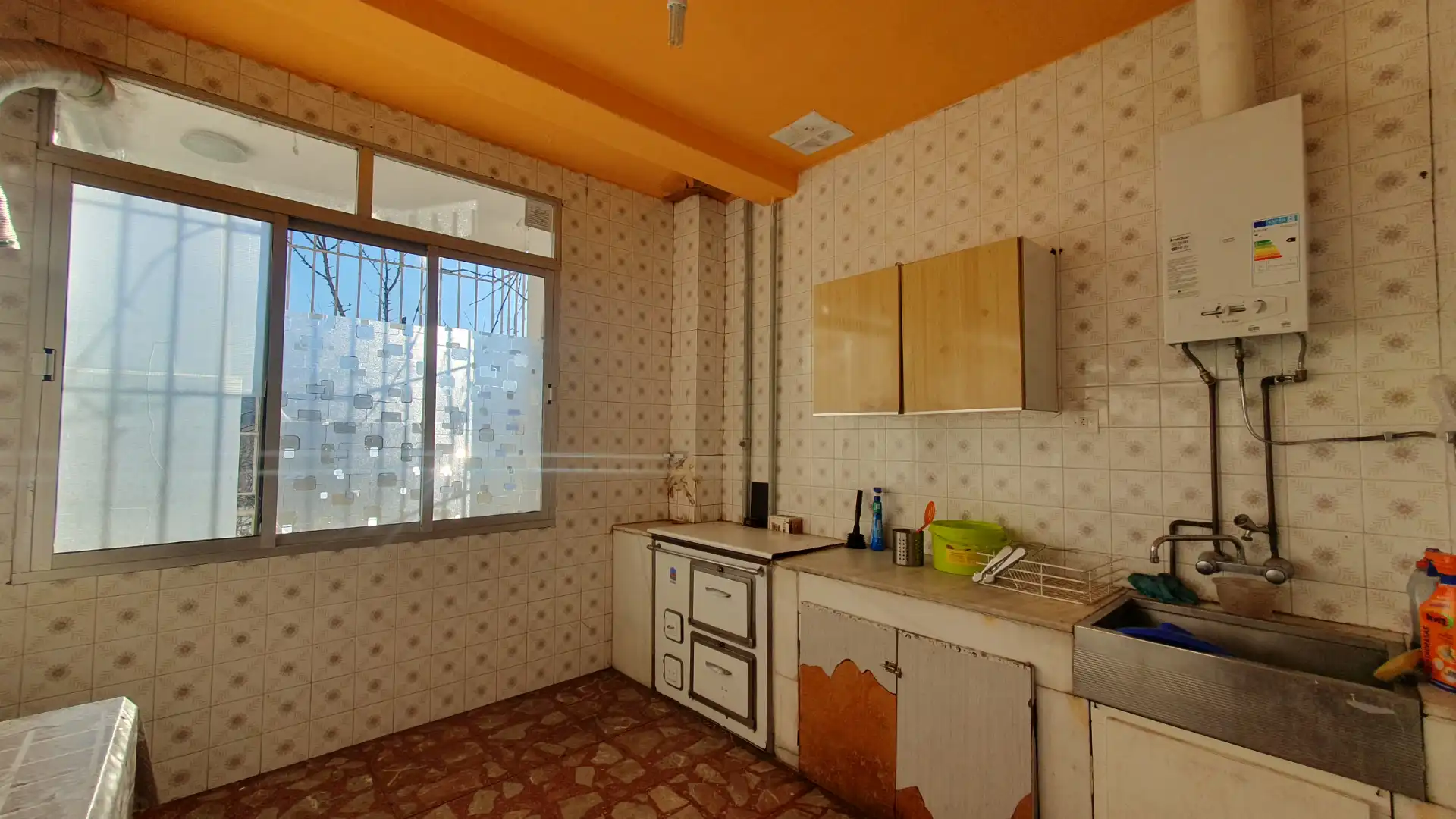Cuina de Casa o xalet en venda en Vega de Espinareda amb Calefacció, Jardí privat i Terrassa