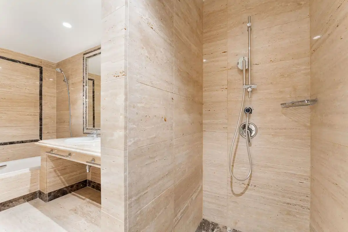Badezimmer von Erdgeschoss zum Verkauf in Marbella mit Klimaanlage, Privatgarten und Terrasse