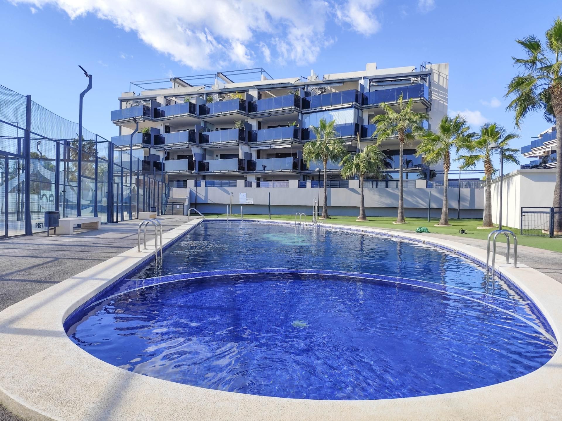 Schwimmbecken von Wohnungen zum Verkauf in La Llosa mit Klimaanlage, Privatgarten und Terrasse