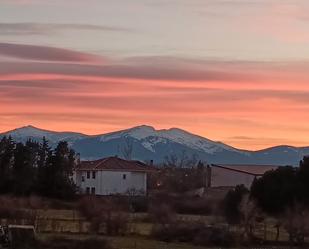 Vista exterior de Casa adosada en venda en Torrecaballeros amb Calefacció, Jardí privat i Parquet