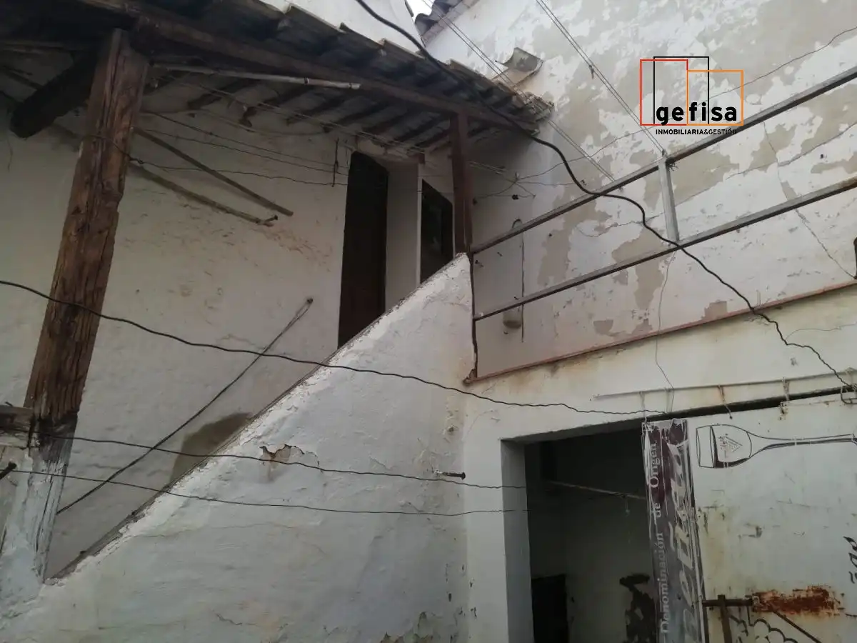 Vista exterior de Casa o xalet en venda en Valdepeñas amb Traster i Balcó