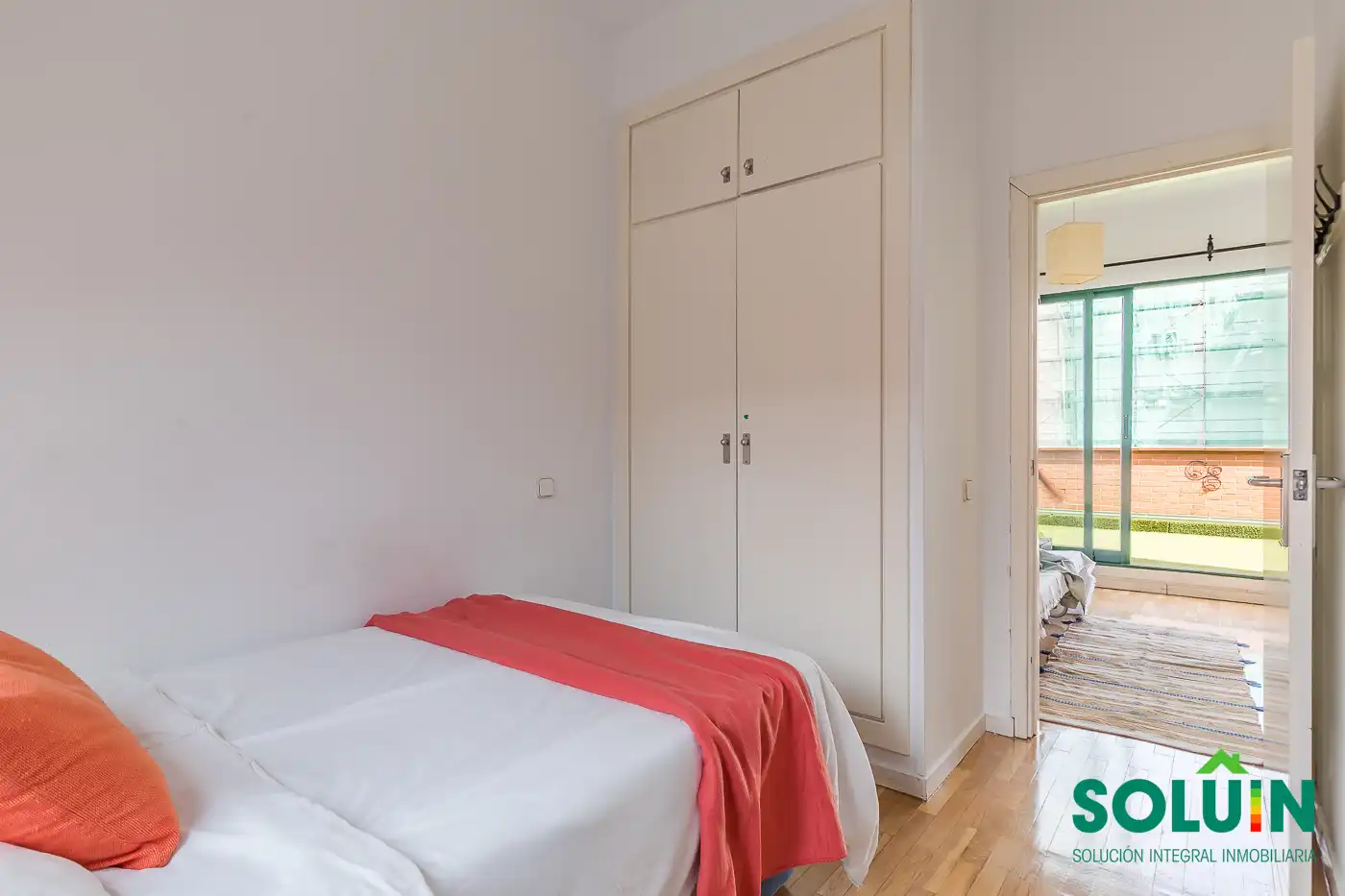 Schlafzimmer von Dachboden zur Miete in Madrid mit Klimaanlage, Heizung und Parkett