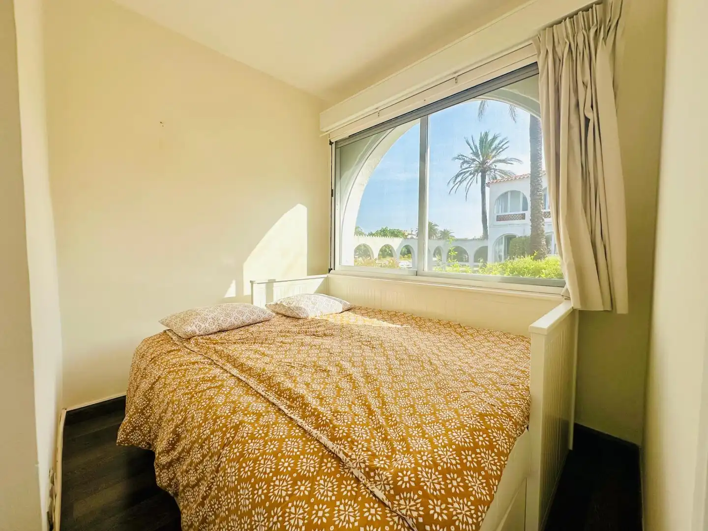 Dormitori de Apartament en venda en Empuriabrava amb Aire condicionat, Jardí privat i Moblat