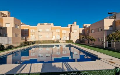 Piscina de Casa adosada en venda en  Almería Capital amb Aire condicionat, Jardí privat i Terrassa