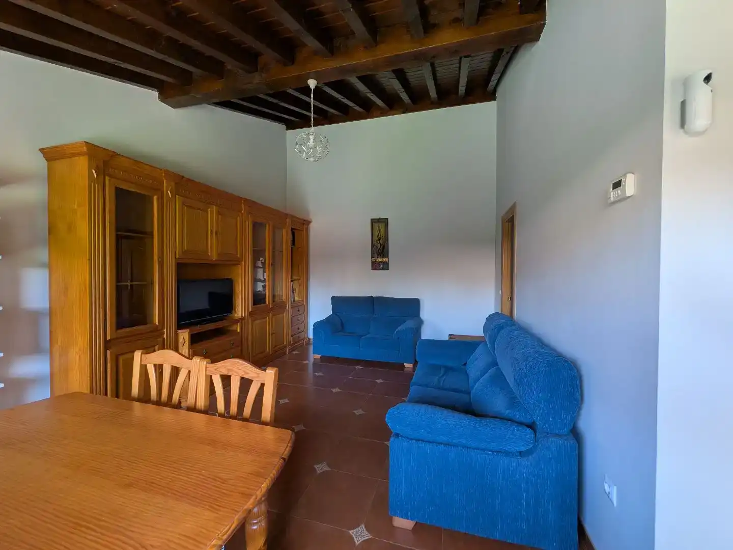 Sala d'estar de Casa adosada en venda en Santillana del Mar