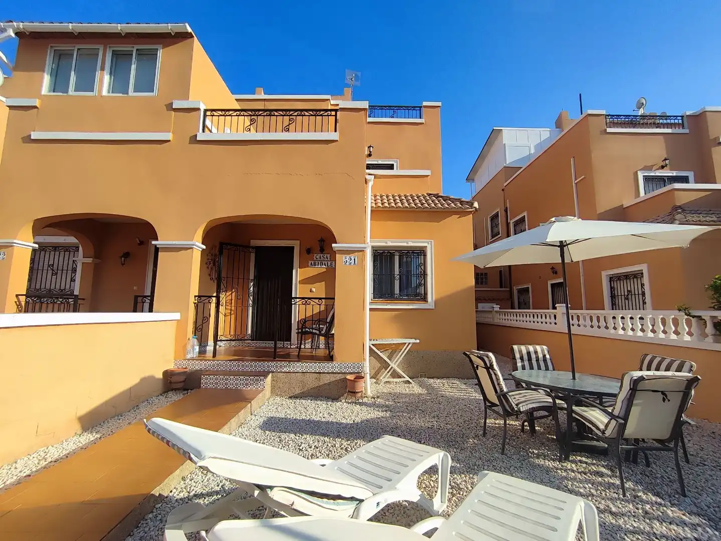 Außenansicht von Einfamilien-Reihenhaus zum Verkauf in Orihuela mit Klimaanlage, Terrasse und Möbliert