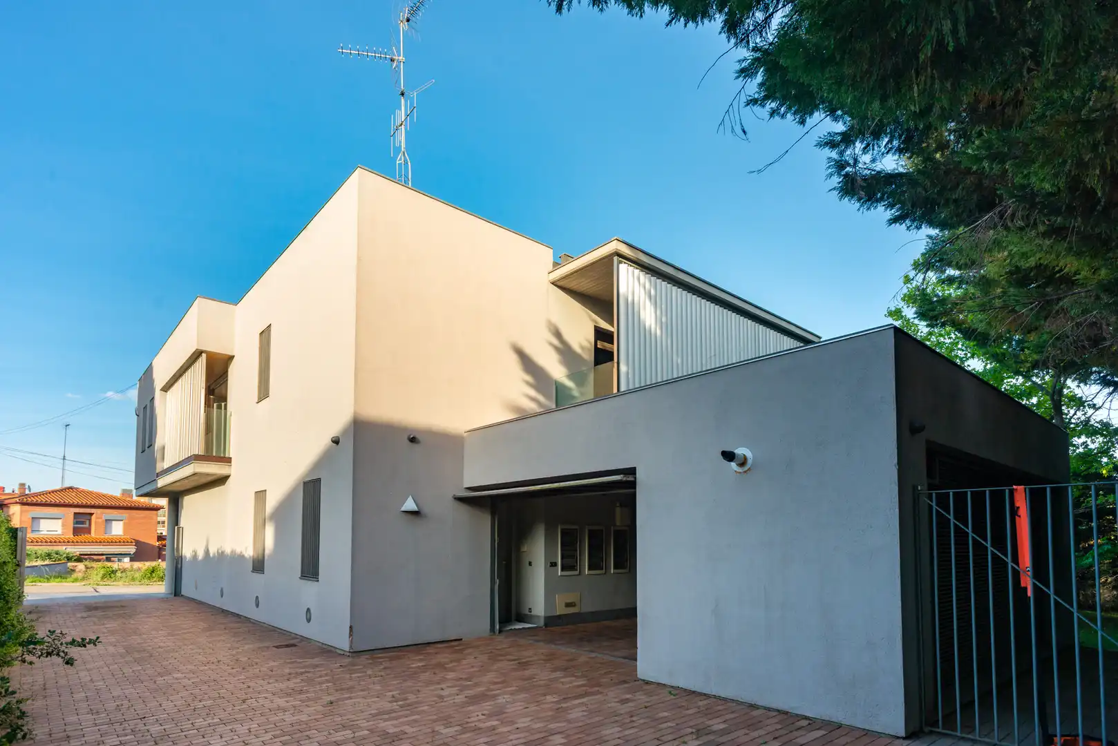 Vista exterior de Casa o xalet en venda en Figueres amb Aire condicionat, Calefacció i Jardí privat