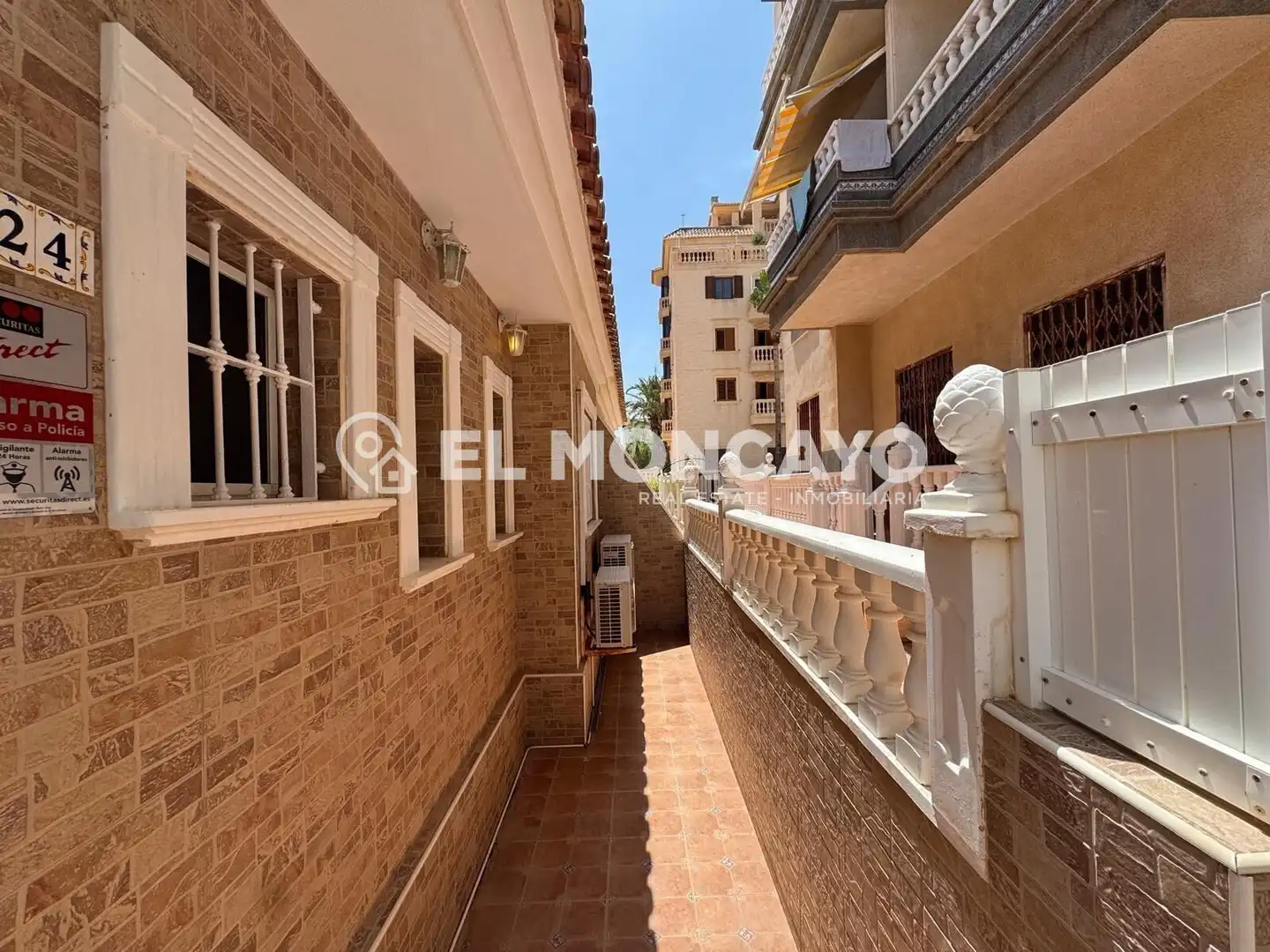 Terrasse von Einfamilien-Reihenhaus zum Verkauf in Guardamar del Segura mit Klimaanlage, Heizung und Terrasse