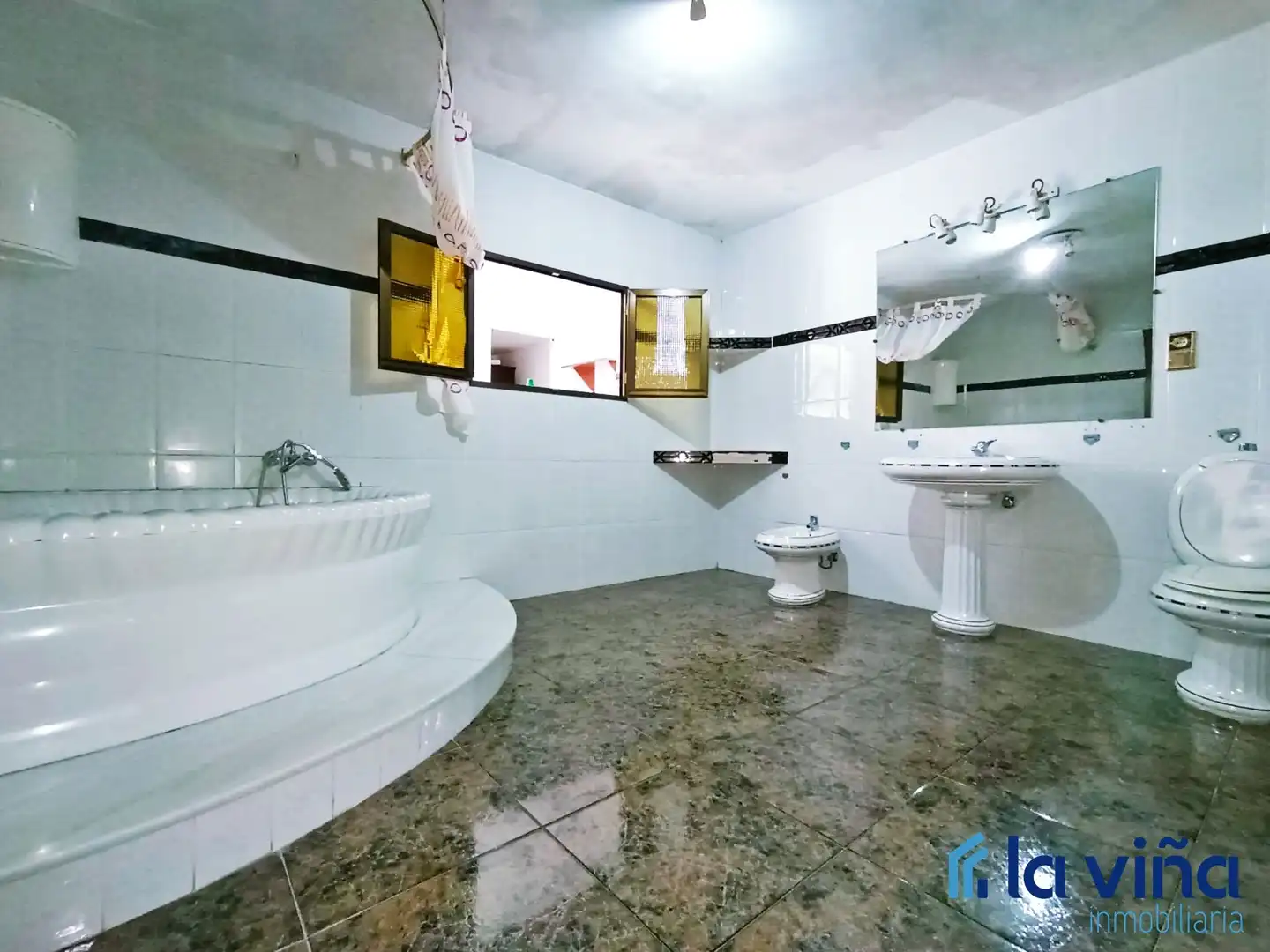 Bathroom of Houses for sale in Benamejí