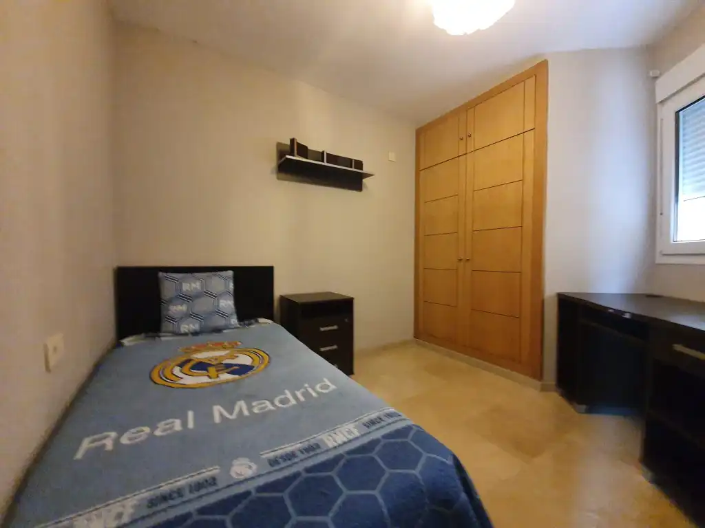 Schlafzimmer von Wohnung zum Verkauf in La Línea de la Concepción mit Möbliert, Ofen und Mikrowelle