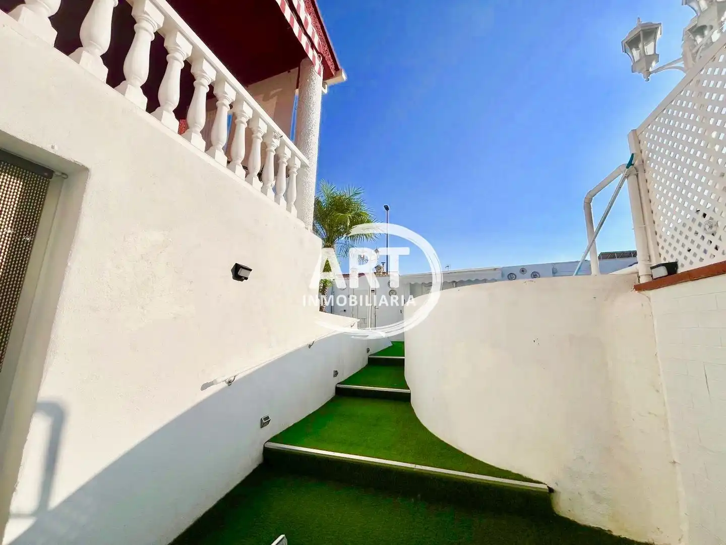 Vista exterior de Casa adosada en venta en La Pobla de Vallbona con Aire acondicionado, Calefacción y Jardín privado