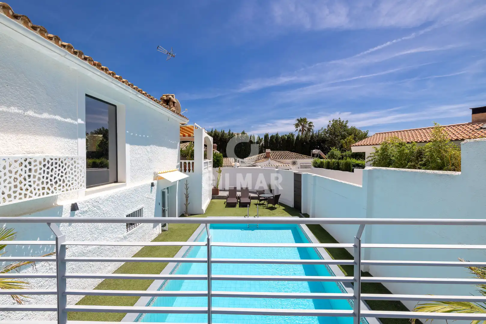 Vista exterior de Casa o xalet en venda en Benalmádena amb Jardí privat i Piscina