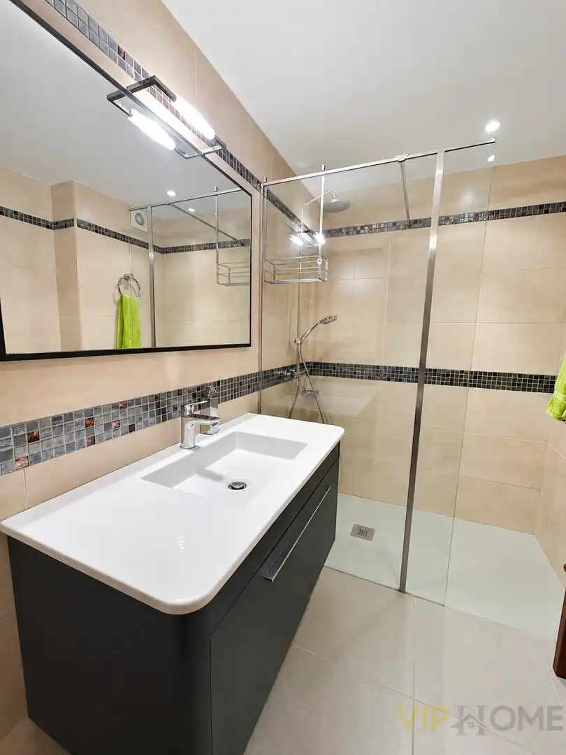 Badezimmer von Wohnung zum Verkauf in Castell d'Aro, Platja d'Aro i s'Agaró mit Klimaanlage, Heizung und Terrasse