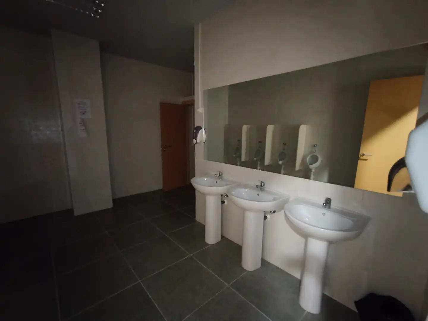 Bathroom of Commercial properties for sale in Castellón de la Plana / Castelló de la Plana  with Air Conditioner, Parquet flooring and Furnished