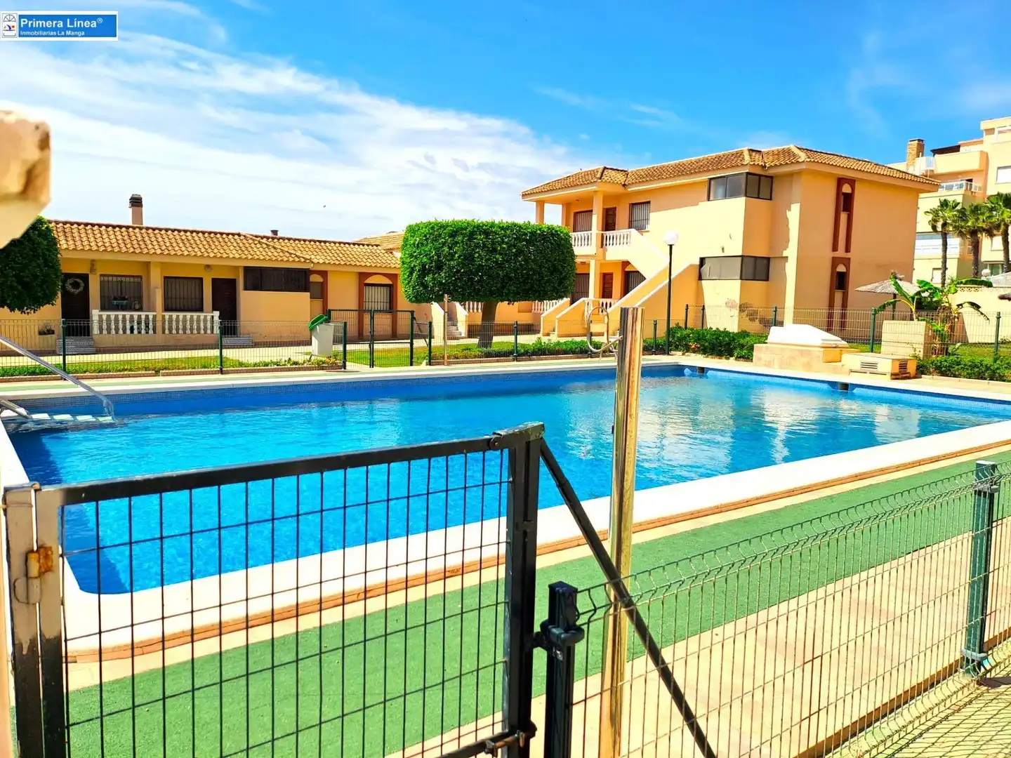 Schwimmbecken von Wohnungen zum Verkauf in Cartagena mit Privatgarten, Terrasse und Möbliert
